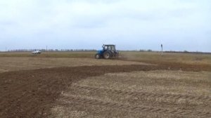 МТЗ 1221 с КШП-6 культивирует поля перед севом яровых культур