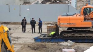 Экскаватор уедет со стройки на Трале.