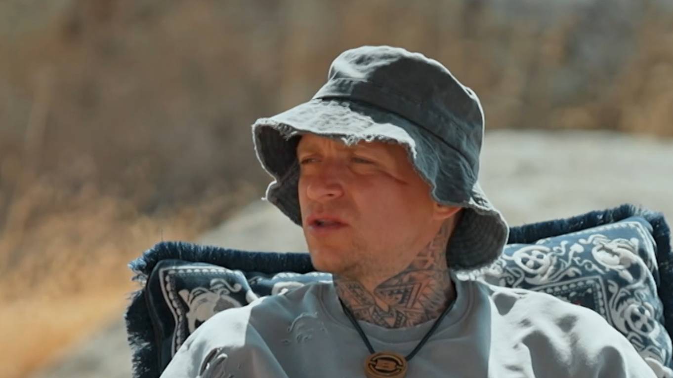 Ребята прикиньте тут есть радио откуда фраза. Станется. Всё может быть стихотворение. Станется с кого то. Станется с кого то.