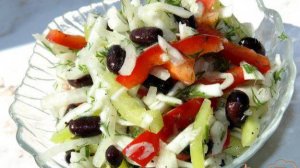 Капустный салат с черной фасолью и сладким перцем