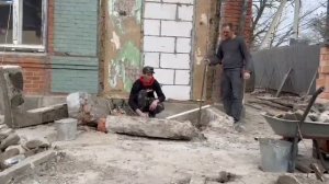 Ейск ! Ветреный день , сегодня на доме работает одна молодёжь , вот это фундамент и всё остальное !