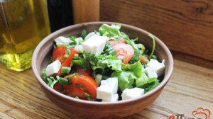 Салат из зелени, помидоров и сыра