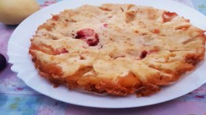 Шарлотка со сливами и яблоками