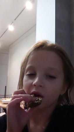 пробую дубайский шоколад