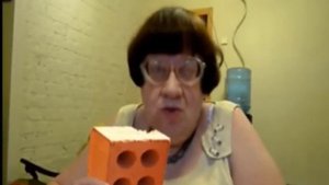 хахахах бабка ест кирпич