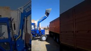 Погрузка зерна в КамАЗ погрузчиком Универсал ROBUST