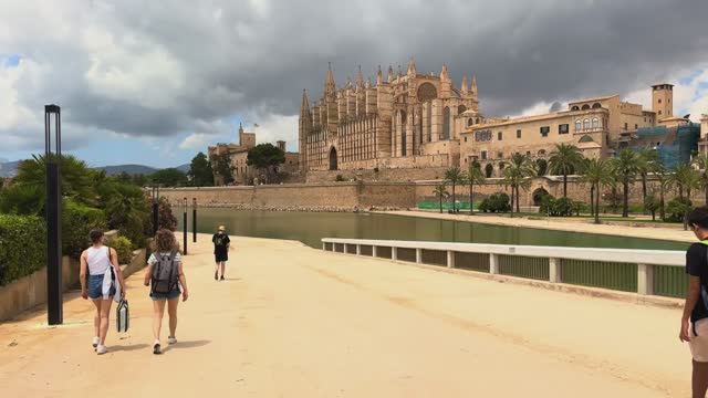Пальма-де-Майорка, Испания 🇪🇸 - Пешеходная экскурсия в формате 4K-HDR ЛЕТОМ 2023 года