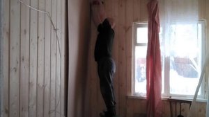 Ремонт спальни в деревянном доме. Купили ДВП.