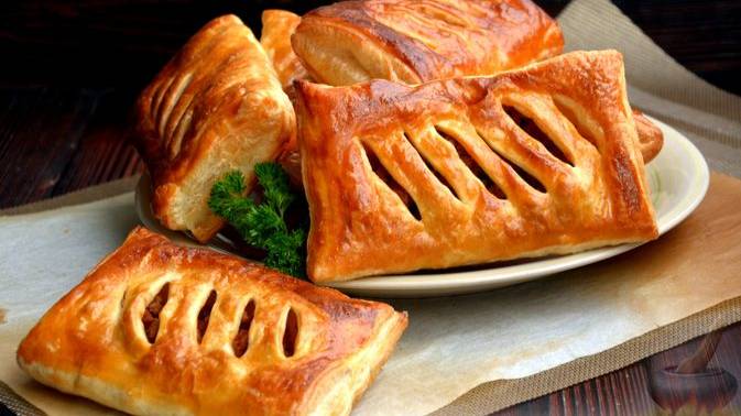 Простая выпечка из готового слоёного теста. СЛОЙКИ С МЯСНЫМ ФАРШЕМ (В ДУХОВКЕ)