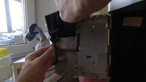 Разборка кофемашины DeLongi Magnifica ESAM 4500 снятие диспенсера и его чистка.