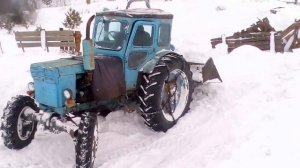 ЛТЗ Т-40АМ,чистит площадку.Т40 мощь,трактор против снега.