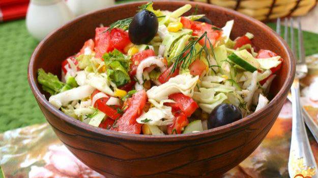 Овощной салат с консервированной кукурузой и маслинами