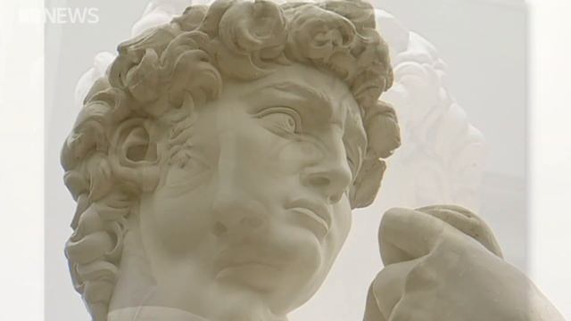 Couple pick up 5m replica of Michelangelo's David for $500 for their backyard | ABC News смотреть онлайн