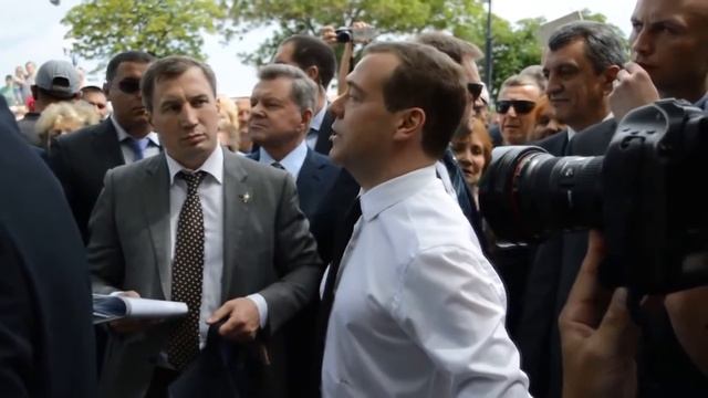 Медведев сказал ДЕНЕГ НЕТ НО ВЫ ДЕРЖИТЕСЬ ВСЕГО ДОБРОГО