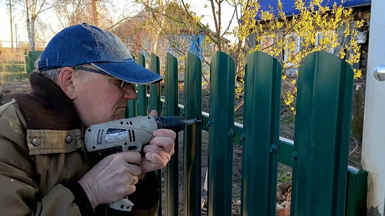 Архив 2023 г. Ветер не дает закончить забор. Пожар в деревне. Апрель