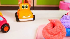 Веселые видео для детей. Кто найдёт сюрприз от Грузовичка Левы? Давай почитаем с Капуки Кануки