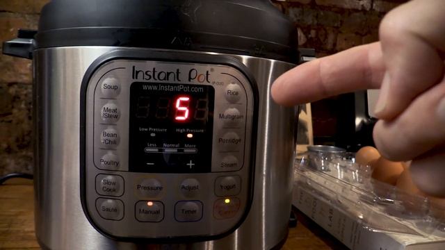 Best Hard Boiled Eggs - Instant Pot or Stove Top? смотреть онлайн