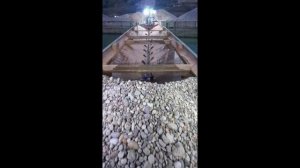 Строительство, разгрузка баржи, обзор