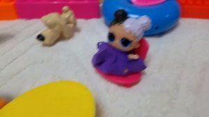 Маленькие куклы LOL идут в детский сад, они липнут в вязкую липучку, Мультик Игрушки куклы ЛОЛ