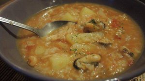 Томатный суп с морепродуктами и рисом