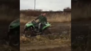 профессиональнал по вытаскиванию авто из грязи 😂😂😂👍