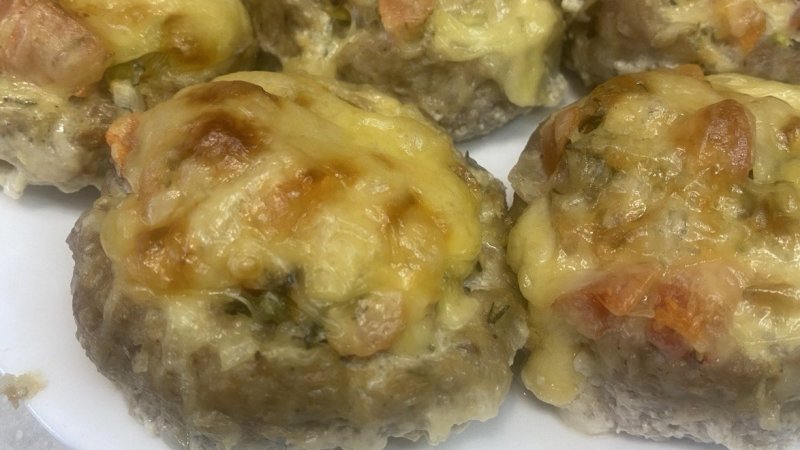 Мясные Ватрушки с Помидорами.Салат из морской капусты.Идея для ужина.