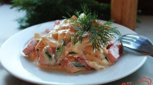 Салат из яиц, сыра и помидоров