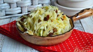 Капустный салат с черной редькой и яблоком