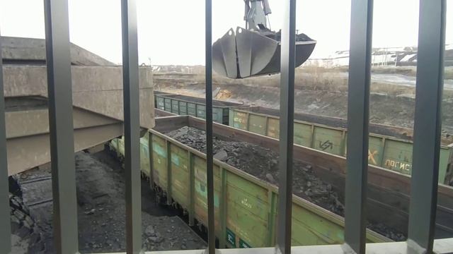 Выгрузка угля из вагонов в БелАЗы смотреть онлайн