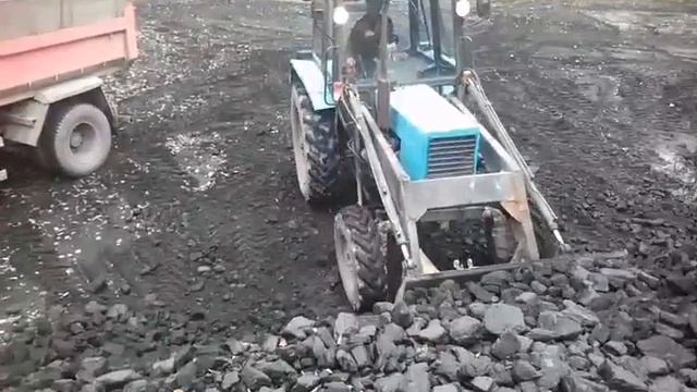 МТЗ 82 погрузка угля смотреть онлайн