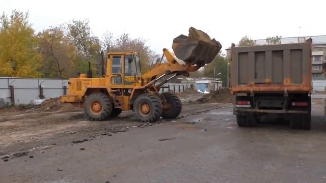 Фронтальный погрузчик в действии