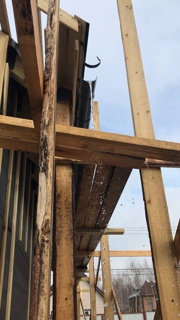 Пошла водичка по водосточному желобу