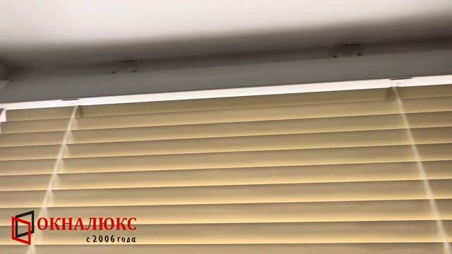 Горизонтальные жалюзи хит-тень2 на окне в Севастополе