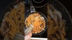 Жареные шампиньоны с луком, морковью и копчёной паприкой