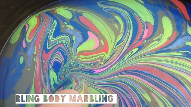 Body Marbling - using skin safe body paints смотреть онлайн