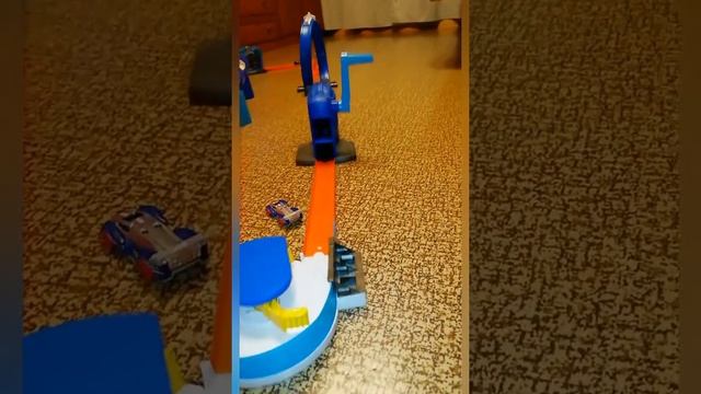 ГОНКИ В ГОРОДЕ ХОТ THE CITY OF HOT WHEELS смотреть онлайн