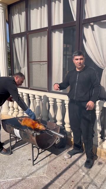 Готовим Парасенка на вертеле #сергопудра #парасенок #вертел #толявинодел #сержиккум смотреть онлайн