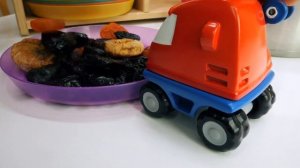 Огромный мусоровоз и грузовичок Лева. Игры в машинки. Готовим и играем с Машей