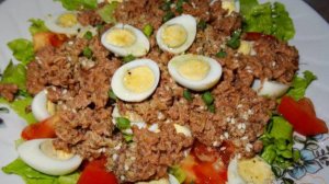 Салат с тунцом и перепелиными яйцами