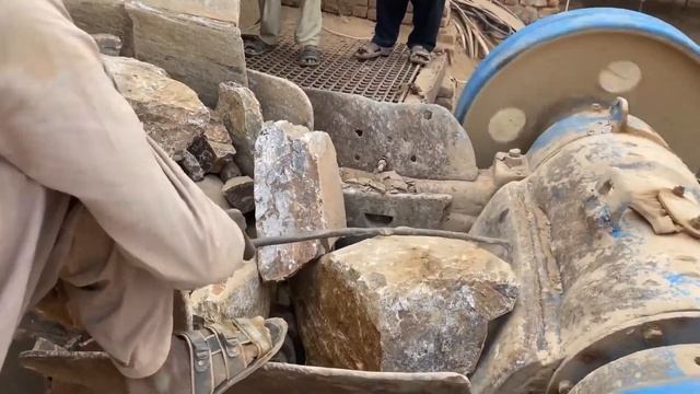 Строительство, дробление щебёнки