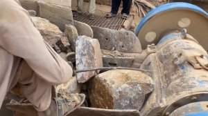 Строительство, дробление щебёнки