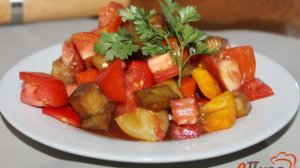 Салат из болгарского перца и жареного баклажана
