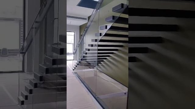 Обзор красивой парящей лестницы установленной в Геленджике. Консольная лестница с 1-го на 3-й этаж.