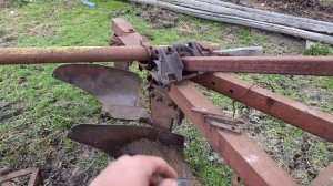 Трактор ДТ-75, вспашка огорода/// Tractor DT-75, plowing the garden!