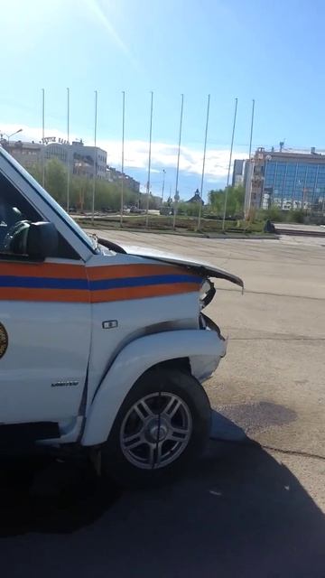 Мчс 7 утра протаранил бетонный горшок с цветами