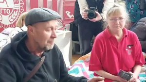 И вашим, и нашим поёт и пляшет?.