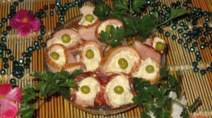 Рулет из свиного карбонада с яйцом и сыром