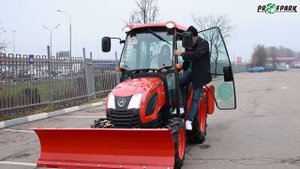 Девушка за рулём трактора