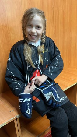 КИРА ПОШЛА НА ТЕНИРОВКУ ПО СЛЕДЖ-ХОККЕЮ
ГОТОВИТСЯ)))