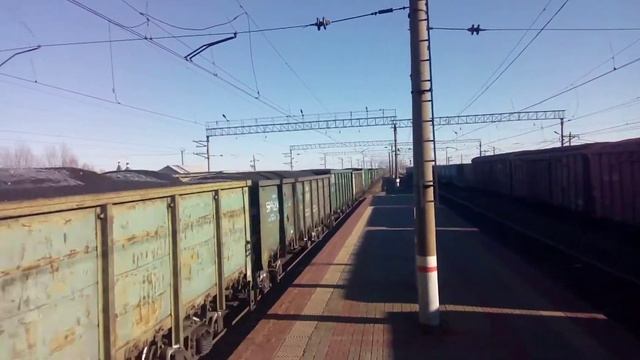 ВЛ11.8-738 с приветливой бригадой и грузовым поездом смотреть онлайн